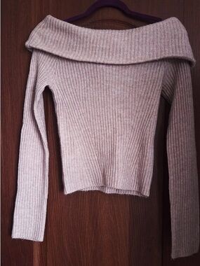 Size Extra Small Lilac Off the Shouder Sweater